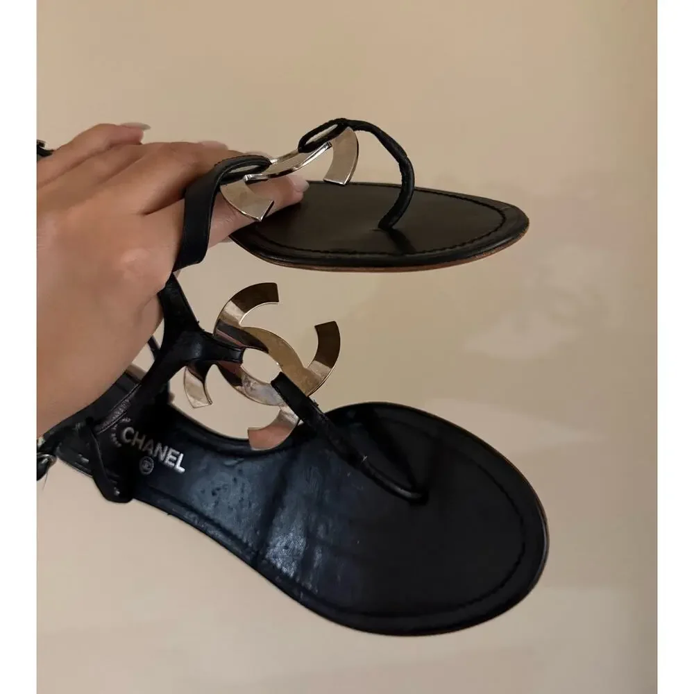 Vintage CHANEL black leather Thong sandals with Large CC metal logo sz 8.5